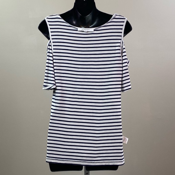 Foxcroft Cold Shoulder Top - Picture 3 of 4